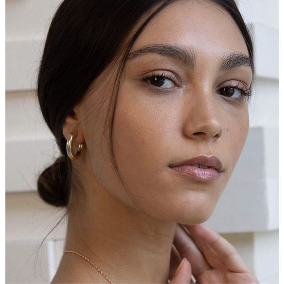 JENNIFER ZEUNER LOU 1" HOOPS - Picture 2 of 7